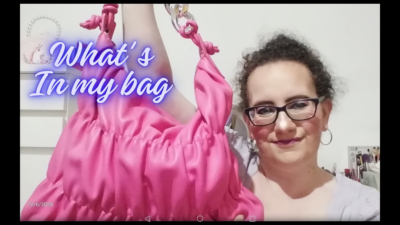 WHAT'S IN MY BAG 😃🛍️ COSA C' È NELLA MIA BORSA 👜 SUMMER EDITION 🤩⛱️☀️