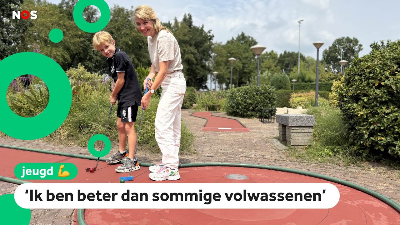 Aron zit op minigolf