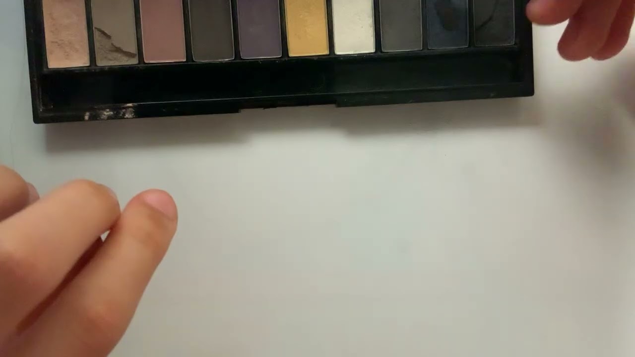 Me playing with eyeshadow , the  viral thing