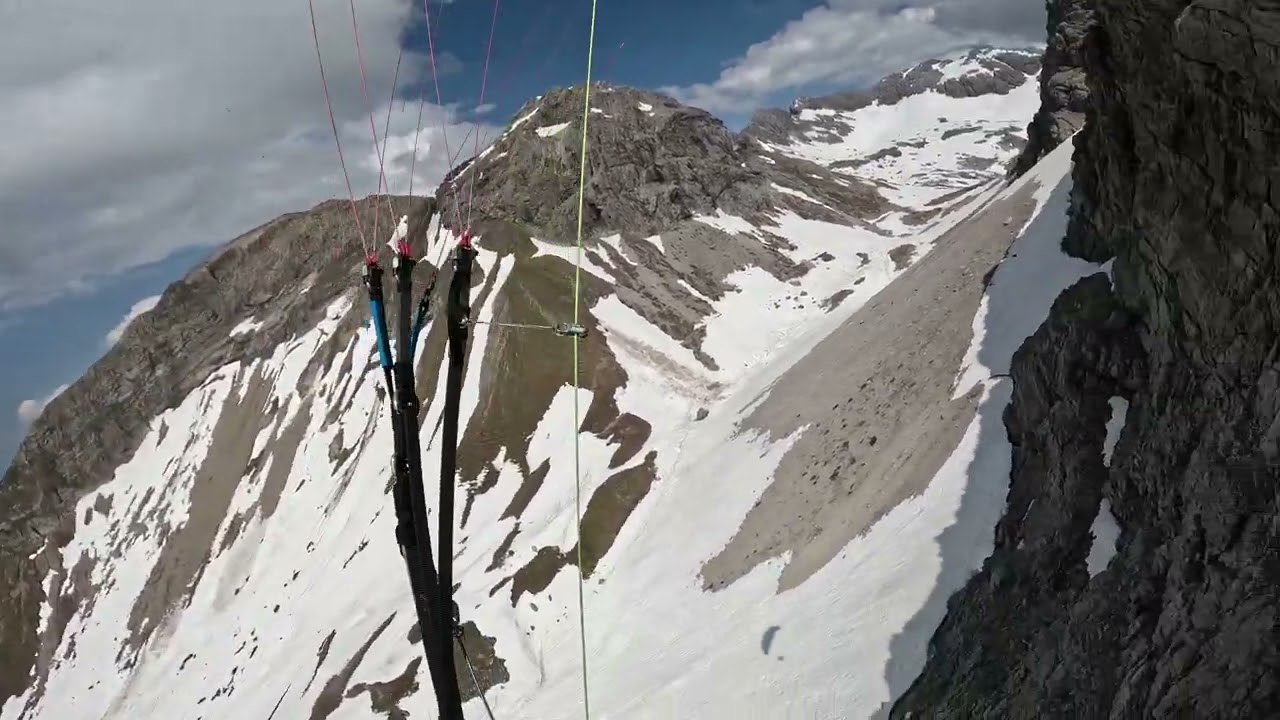 Streckenfliegen mit Gleitschirm Querung vom Lechtal nach Oberstdorf knapp über Grat am 09.06.2023
