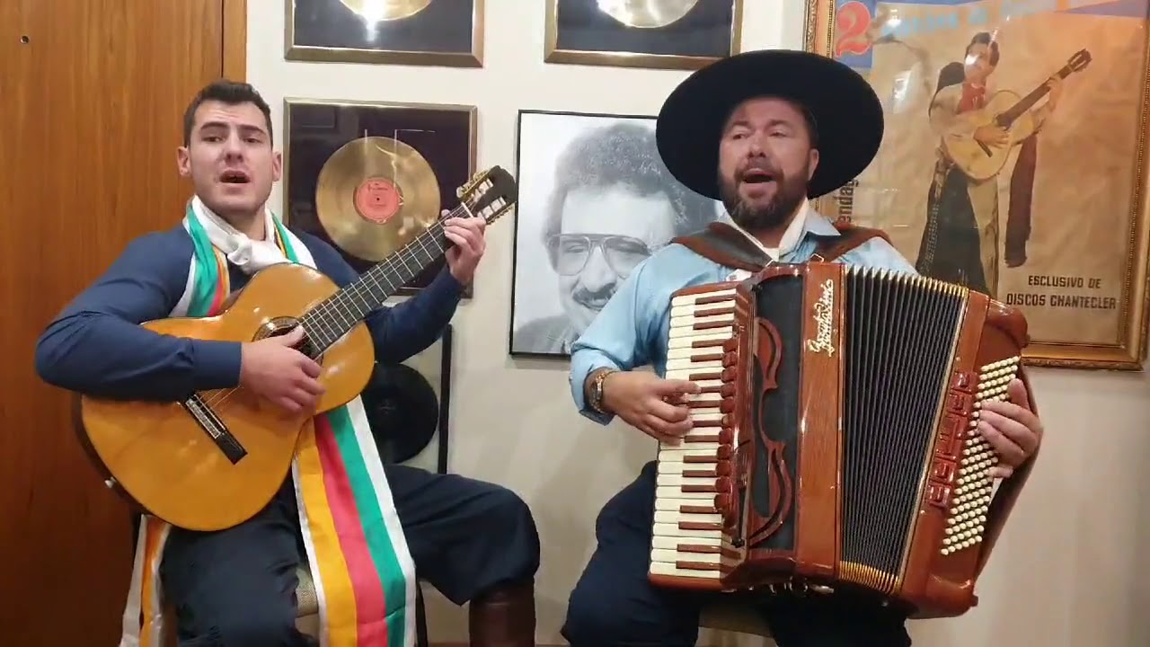 Sandro Oliveira visita memorial do Teixeirinha e canta com Marcio Machado