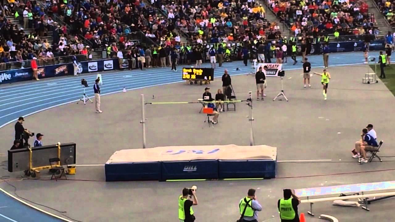 Derek Drouin high jumps 2.40m at 2014 Drake Relays (7'10.5
