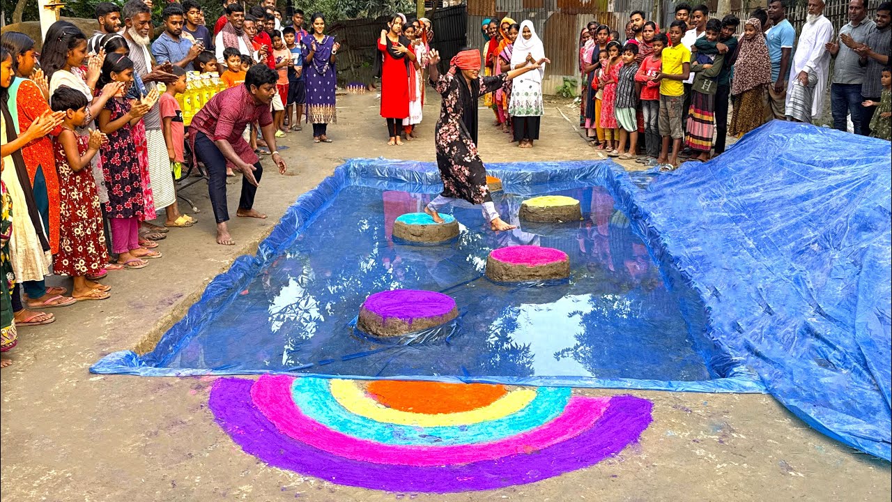 আজব খেলার নতুন আয়োজন দেখুন ? গ্রামের আপারা চোখ বেধে লাফ দিয়ে পানি পারি দিয়ে জিতলো ৫ লিটার তেল ?