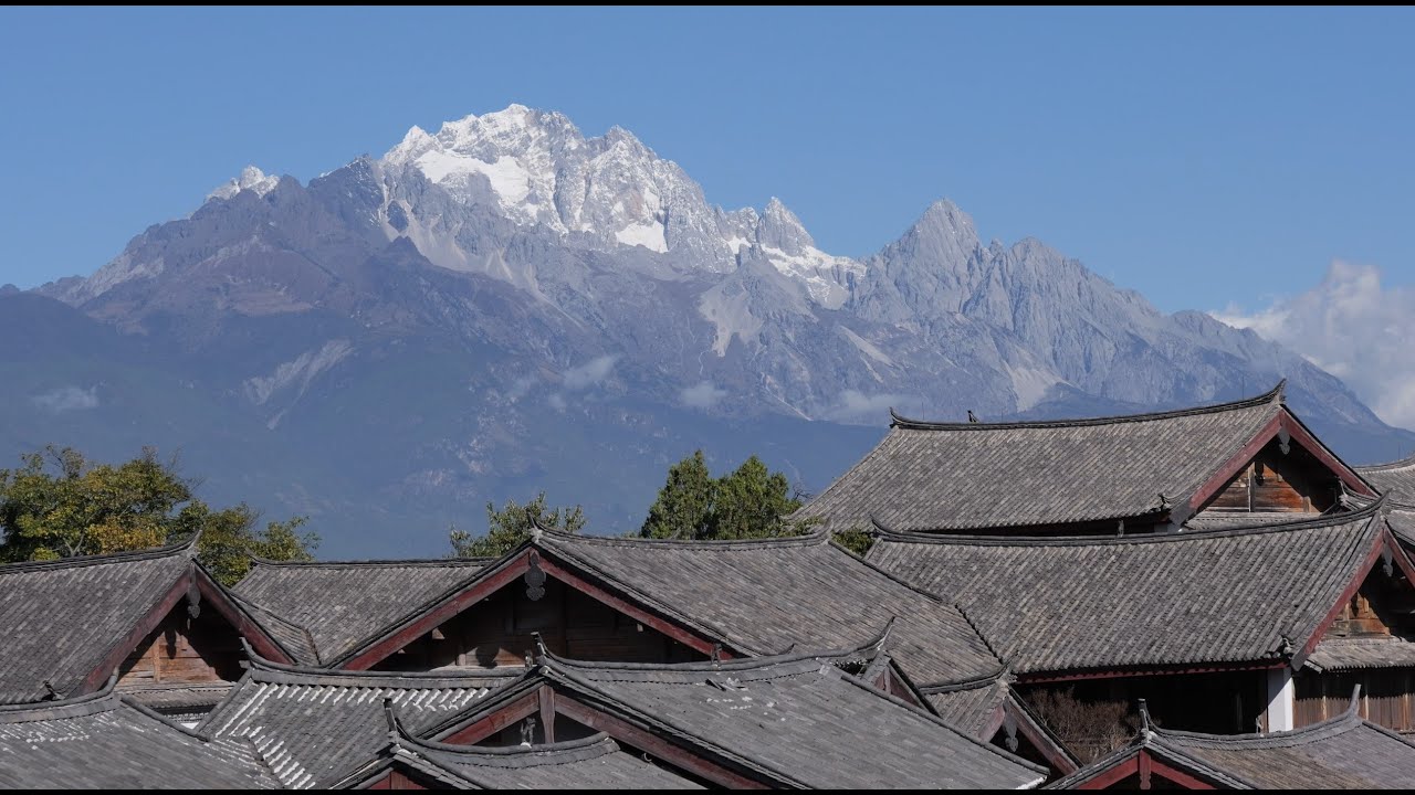 看到有玉龍雪山背景的麗江古城