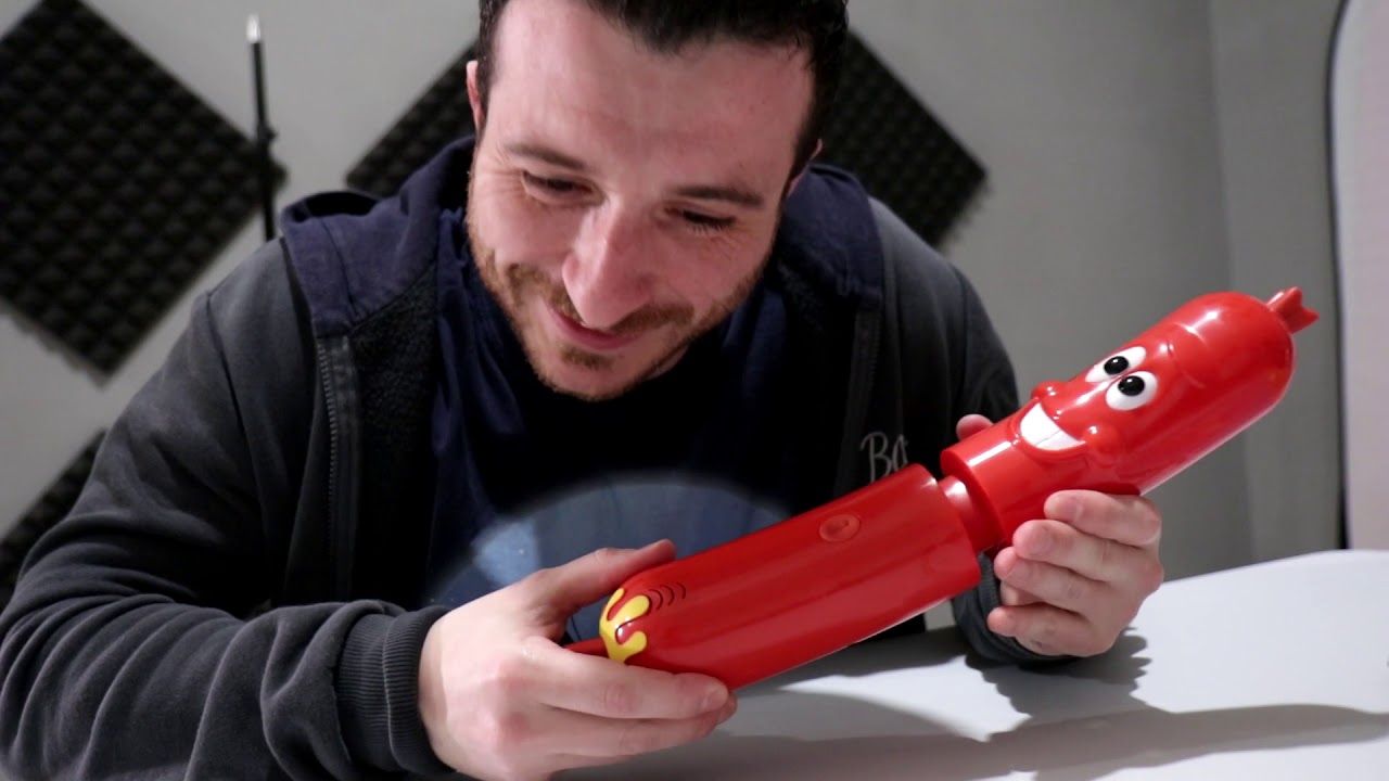 Synergo e Redez giocano con un Würstel gigante!