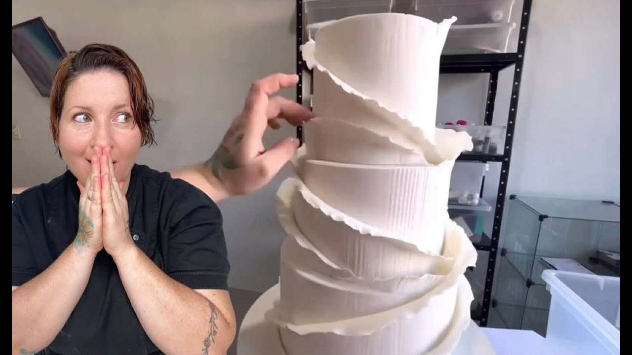 BOLO DE CASAMENTO COM CAMADAS DRAPEADAS