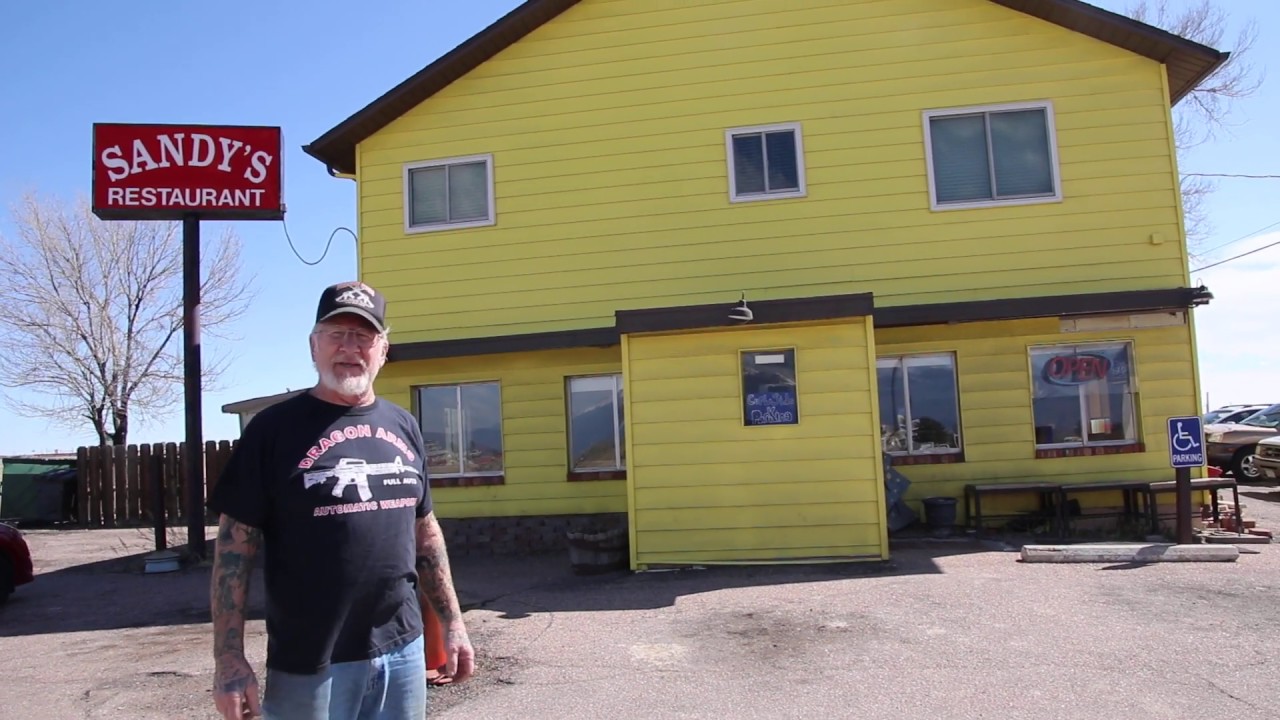 Драконий человек посещает ресторан Сэнди