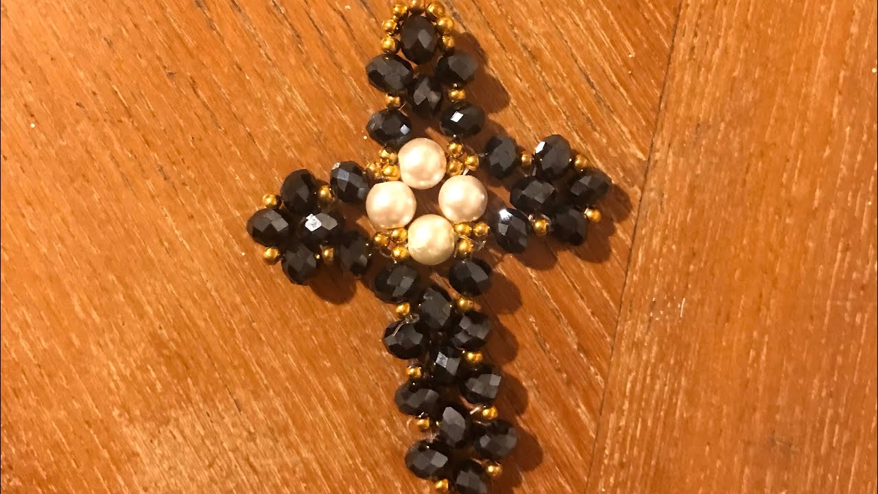 Crucifijo de perlas