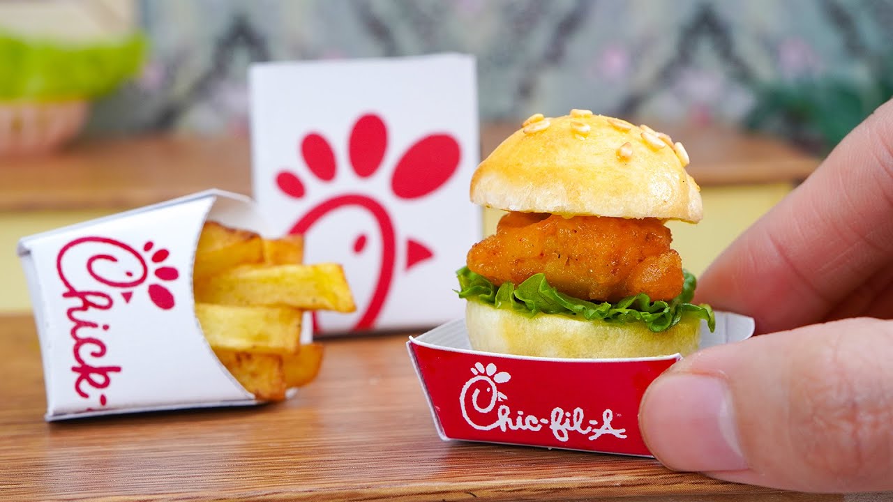 Рецепт идеального миниатюрного куриного бутерброда Chick-fil-A | АСМР Готовим мини-еду