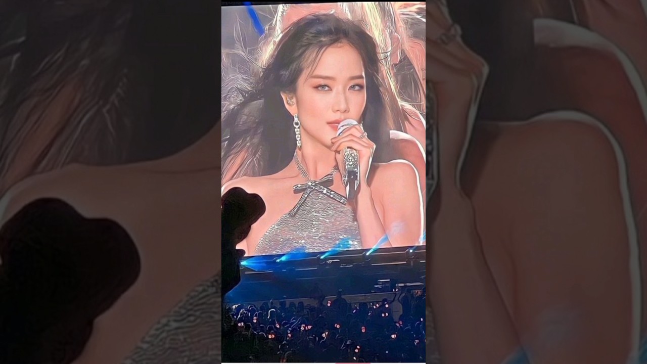 Jisoo always slays on big screen .#blackpink #jisoo #jennie #lisa #ros&eacute;