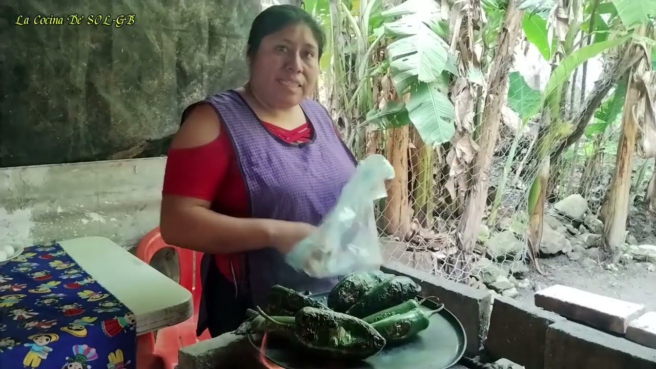 Chiles rellenos de queso en caldillo de jitomate 😋😊