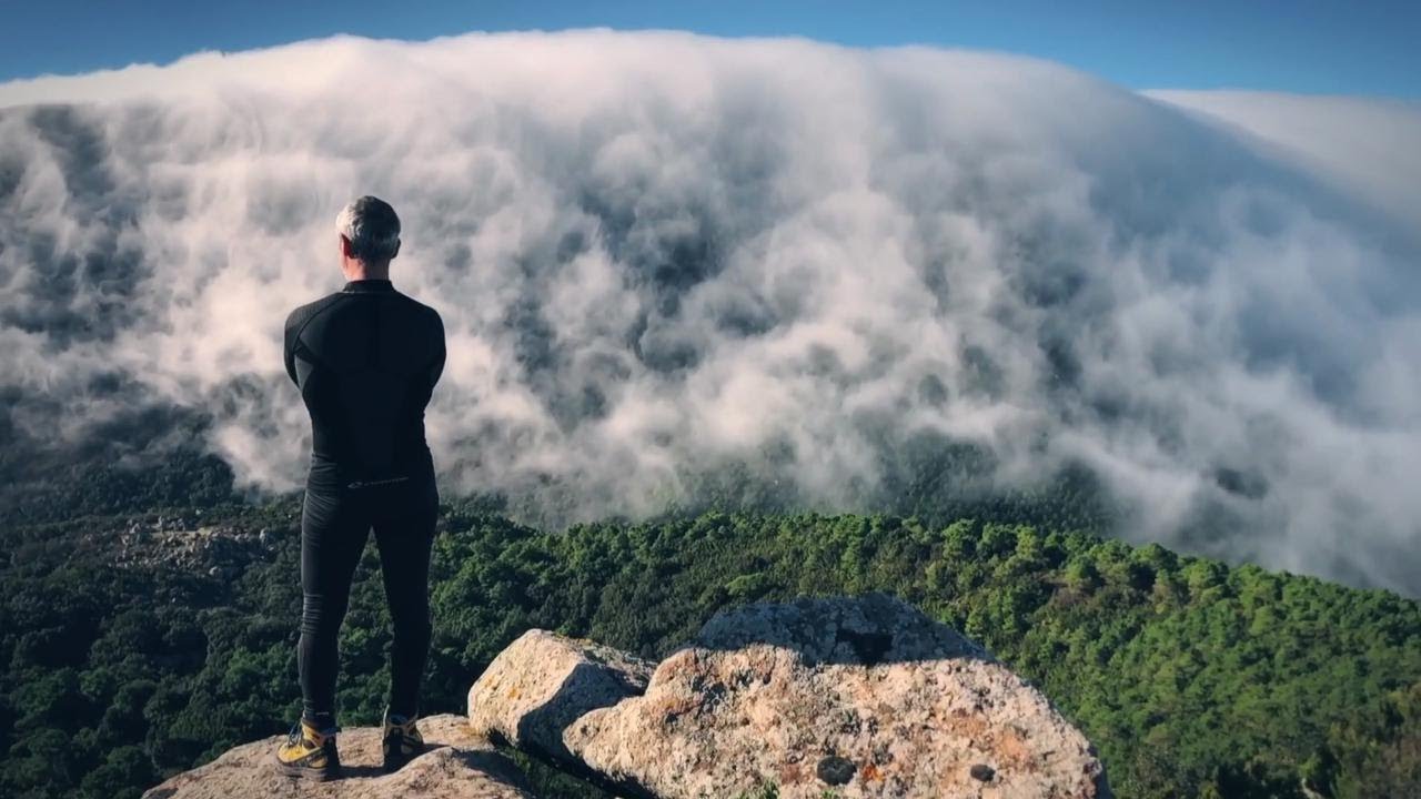 Una cascata di nuvole incanta Pantelleria, il vento dà spettacolo