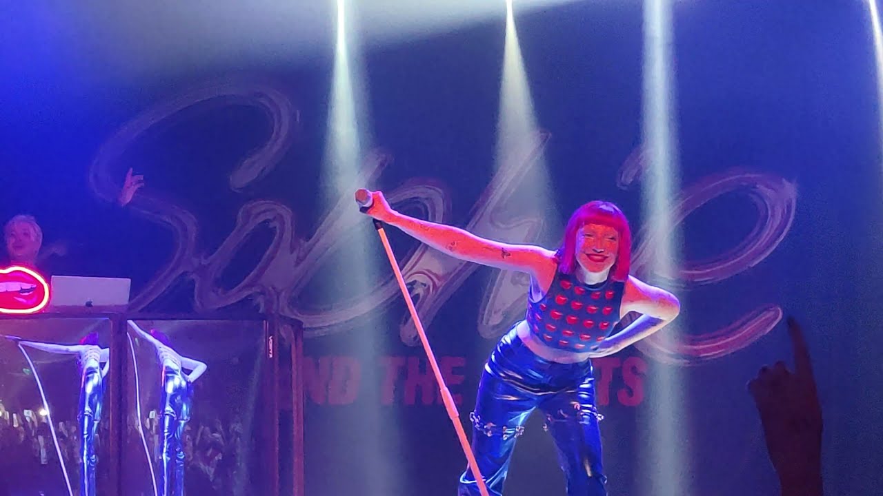 Sophie and the Giants - Hypnotized LIVE • Milano [01/12/22] 4K