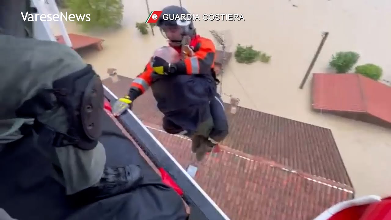 Alluvione Emilia Romagna, l'elicottero della Guardia Costiera salva due anziani su un tetto