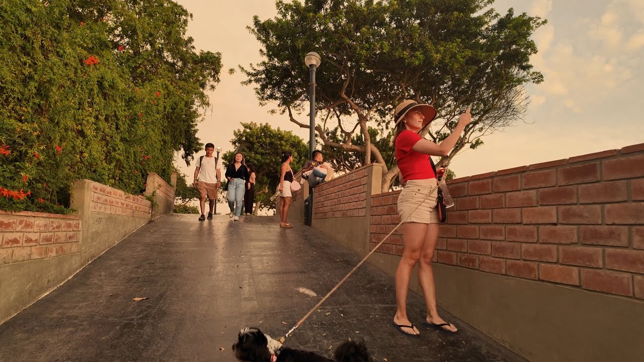 Recorrido a pie por el Malecón de Miraflores durante San Valentin, Lima - Perú