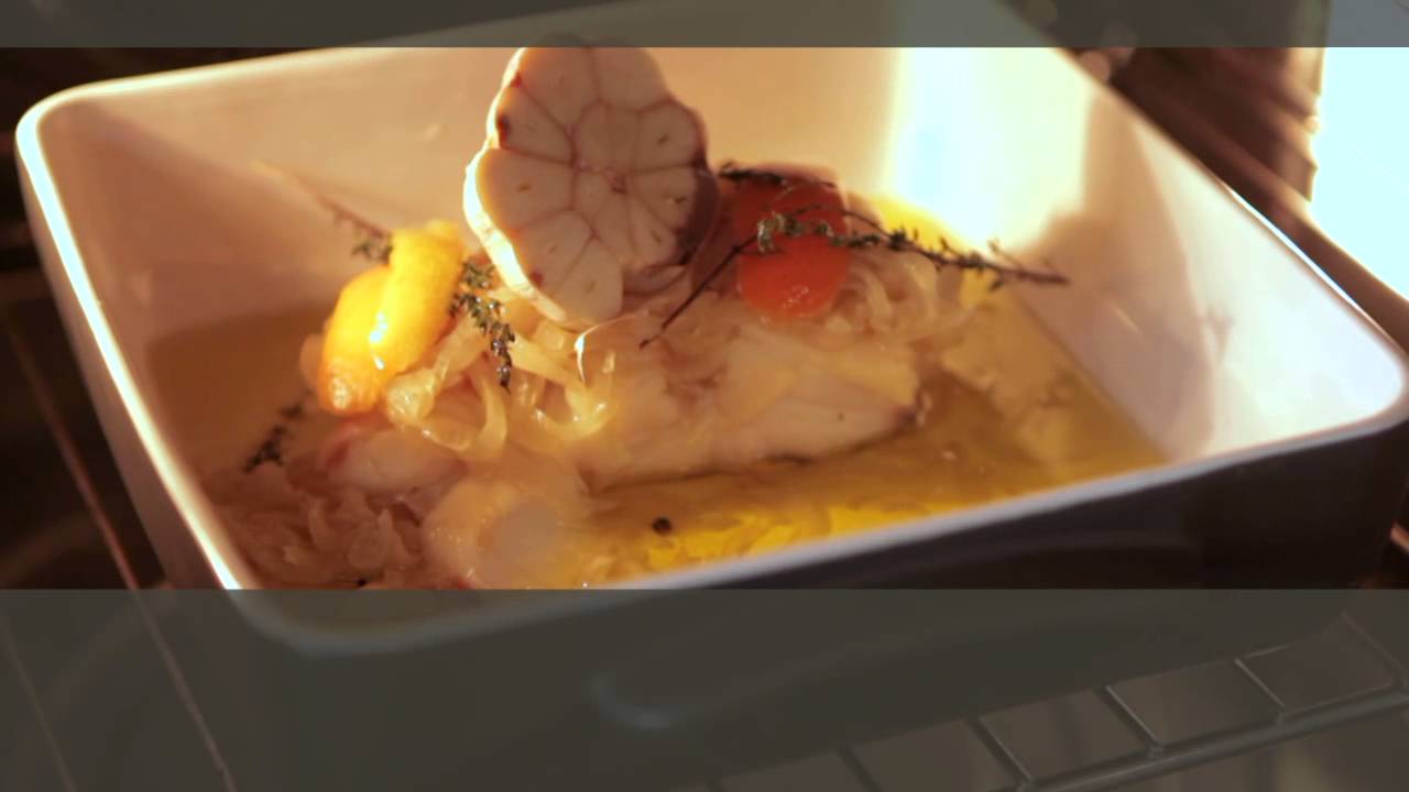 Receita José Avillez: Lombo de bacalhau assado com cebolada sobre pão com ovo escalfado