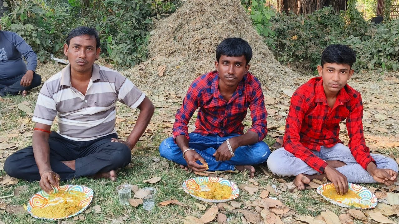 শিবরাত্রি উপলক্ষে শ্মশানে খিচুড়ি খেতে গেলাম।