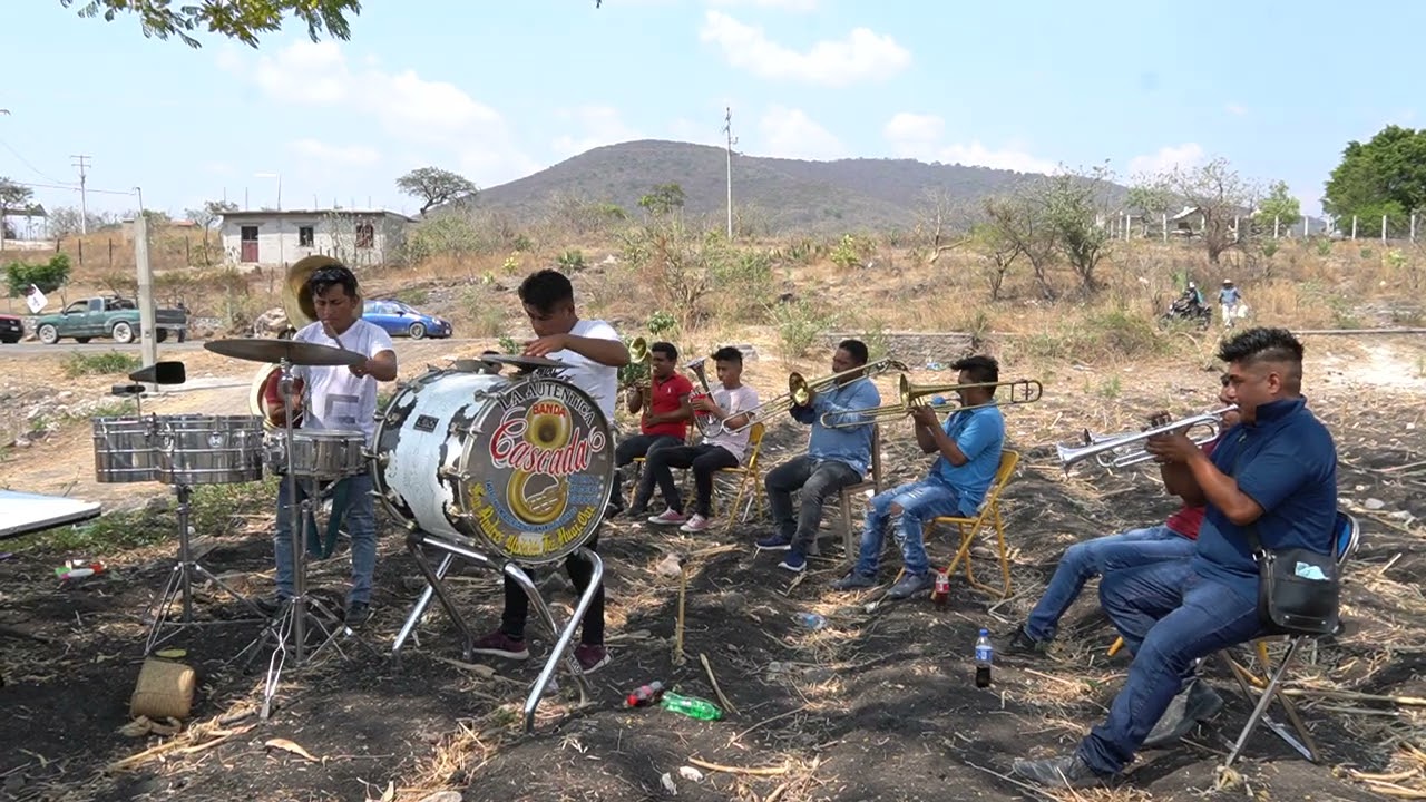 No pude evitar las ganas de emborracharme con estas canciones de esta banda...MI RANCHITO ABANDONADO