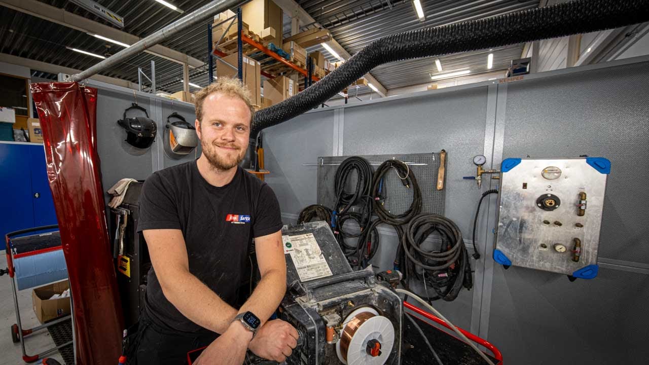 Skifter hovedkort på MIG sveisemaskin - Jesper gikk fra salg til servicetekniker på sveisemaskiner