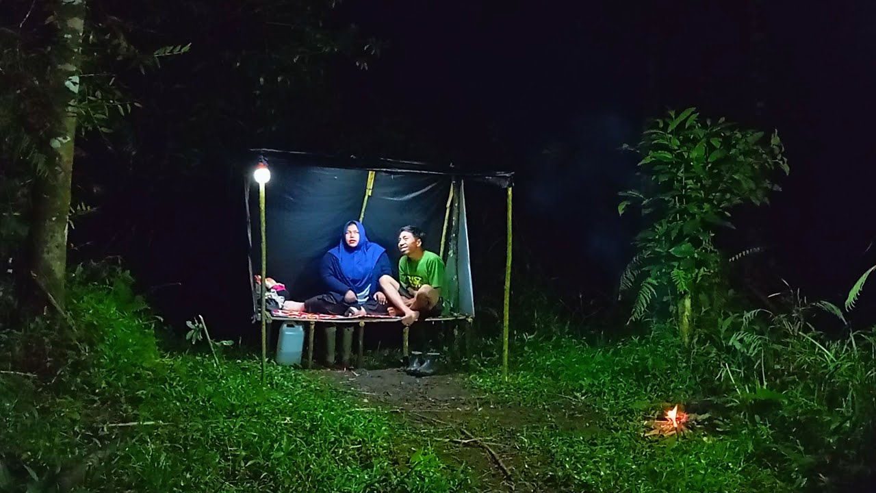 CAMPING SAAT HUJAN DERAS DI SERTAI GUNTUR,MENDIRIKAN TENDA DI TENGAH HUTAN