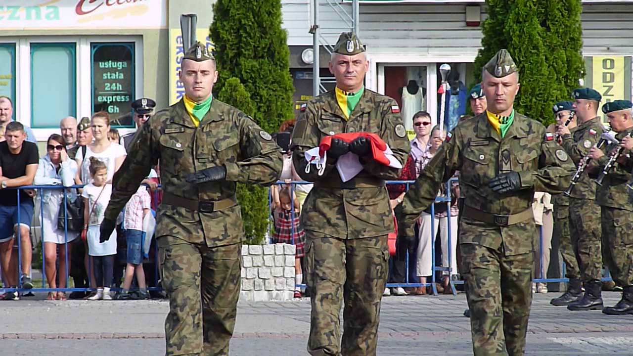 Sztandar dla 38. dywizjonu - powitanie ministra i flaga na maszt