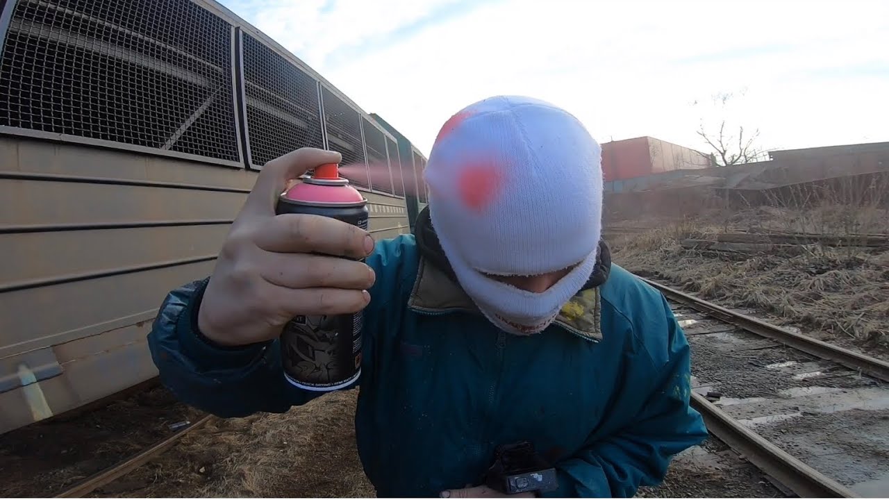 Graffiti bombing on the freight train