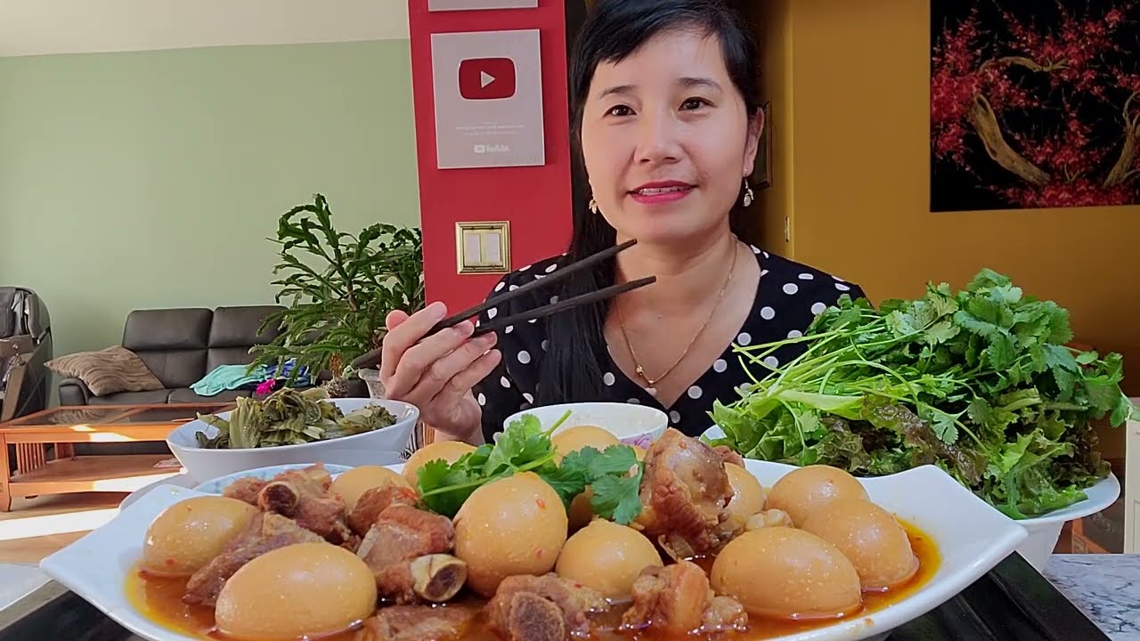ĂN SƯỜN KHO TRỨNG BỮA TRƯA ĐƠN GIẢN SAU MỘT NGÀY LÀM VIỆC