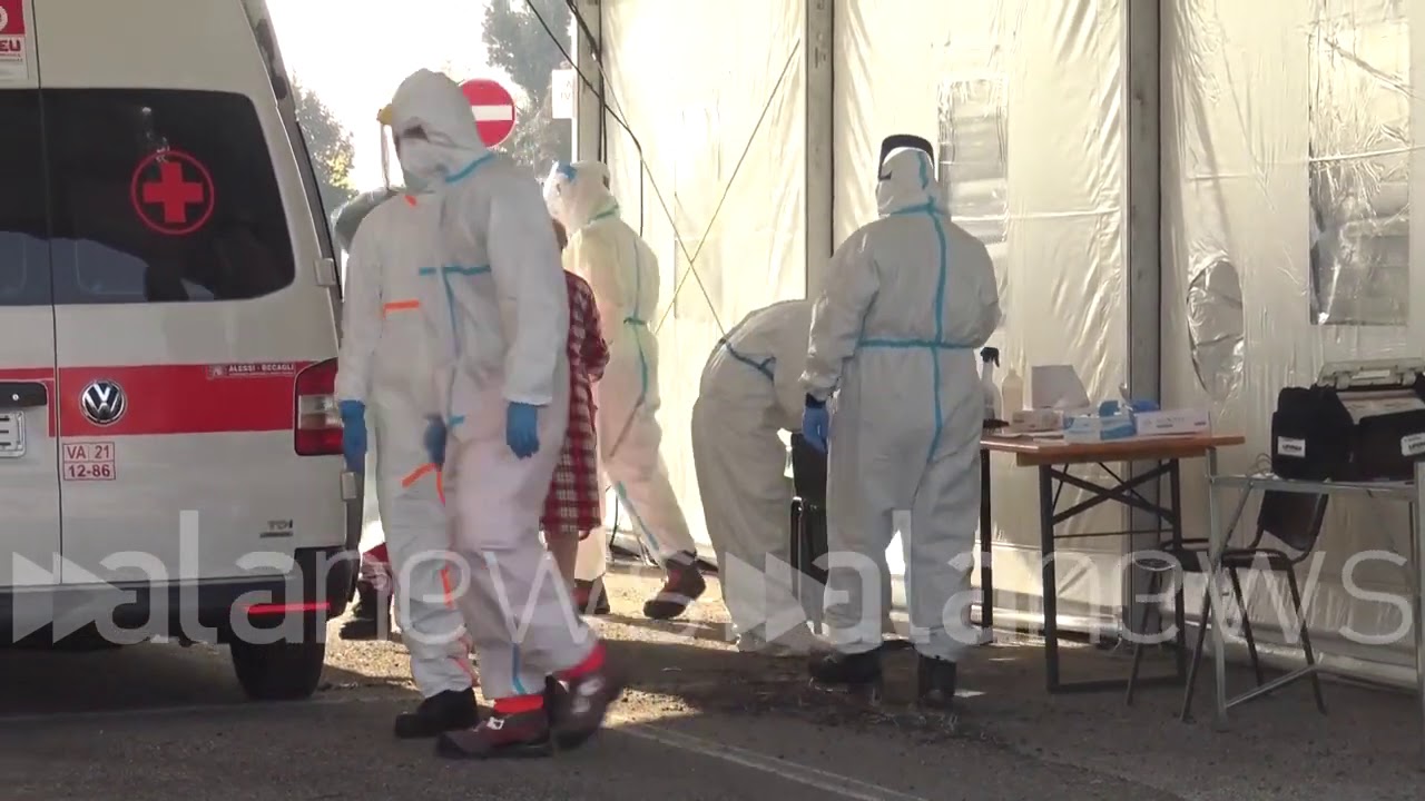 Covid, il triage di Areu a Milano: pazienti visitati sulle ambulanze da medici del 118
