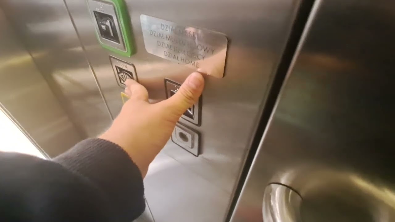 a otis lift/winda otis in H&M Galeria krakowska in Krak&oacute;w in Poland