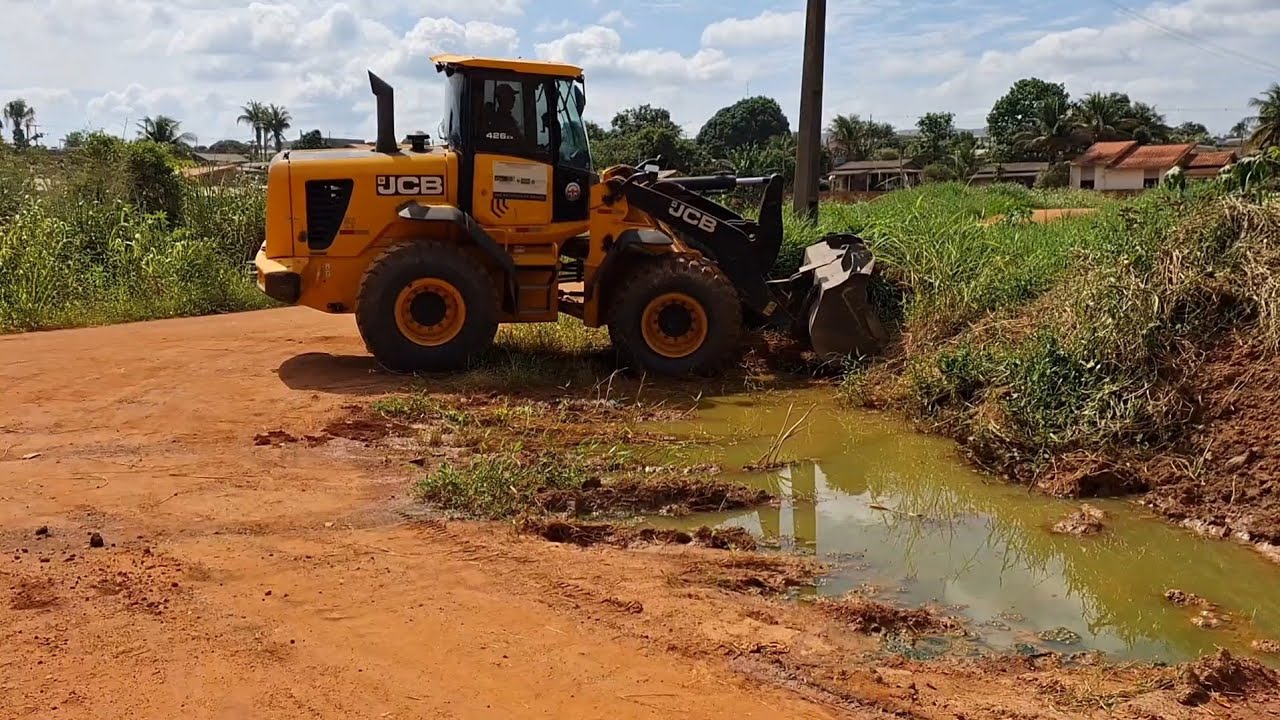 ESTAVA MUITO MOLHADO PRA ATERRAR A ESQUINA DA RUA 