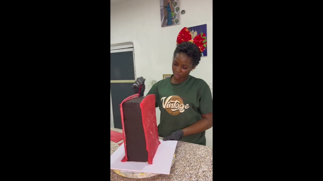 How to trim and stack a tall cake with chocolate ganache for safe delivery | Christmas fondant cakes