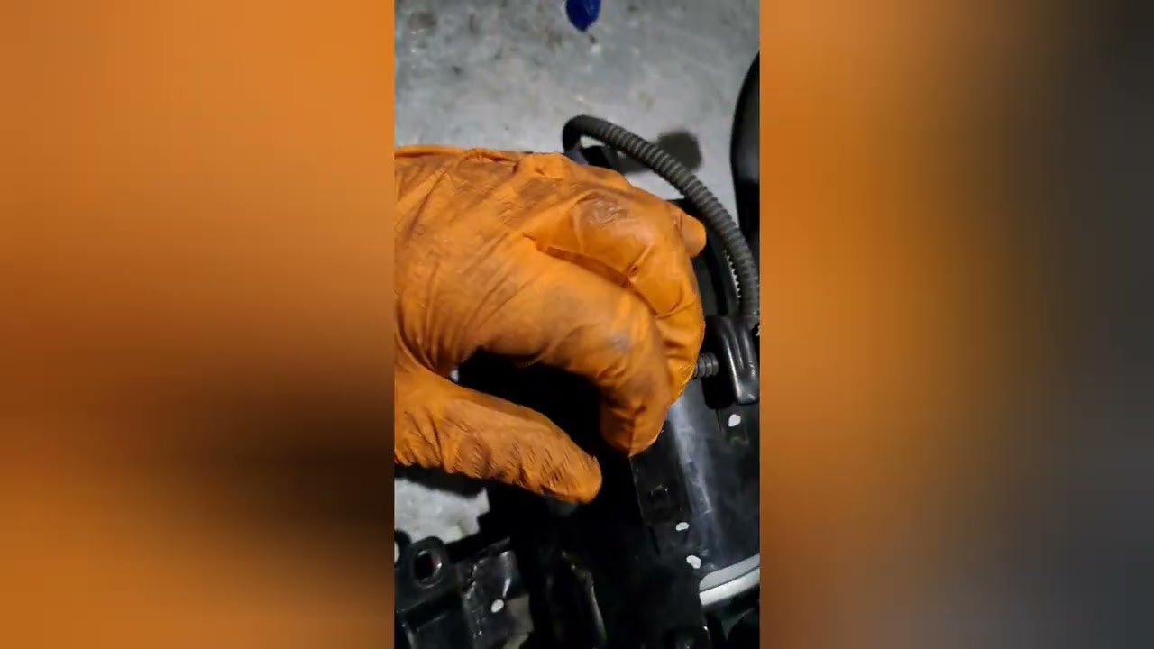 Kia Ceed 1.6 CRDI wymiana filtra paliwa/ oleju napędowego.