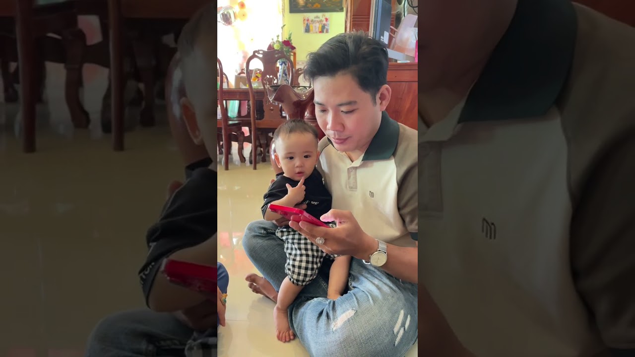 Em bé 10 tháng đi đám đầy tháng như trưởng thành lắm kkk 