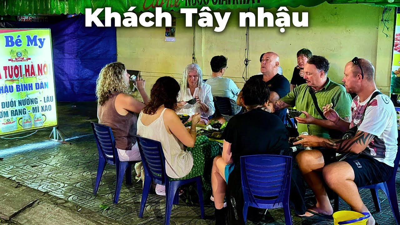 Dạo phố Đà Nẵng, bất ngờ thấy khách Tây ngồi nhậu bình dân