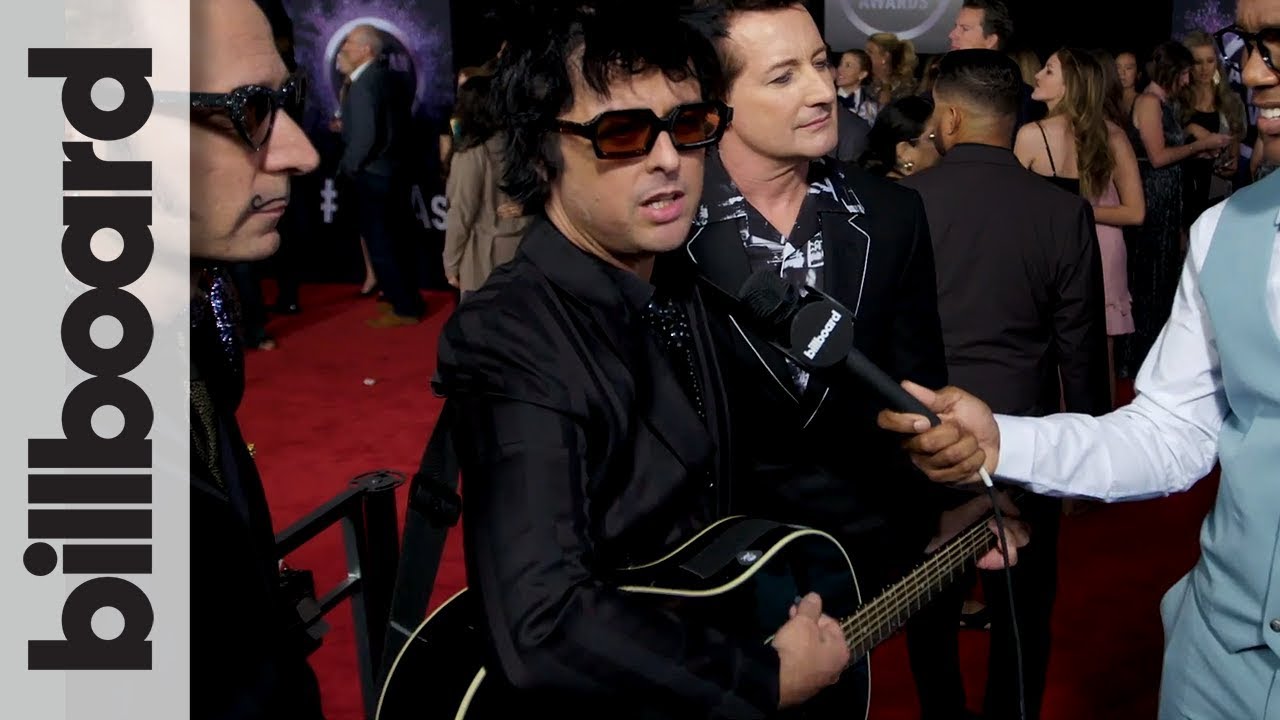 Green Day Gives Impromptu Red Carpet Acoustic Performance | AMAs