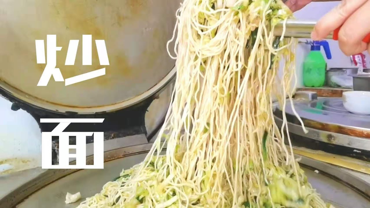 饼妹用电饼铛炒面，太香了，周围的邻居都来吃，她们关系太融洽了