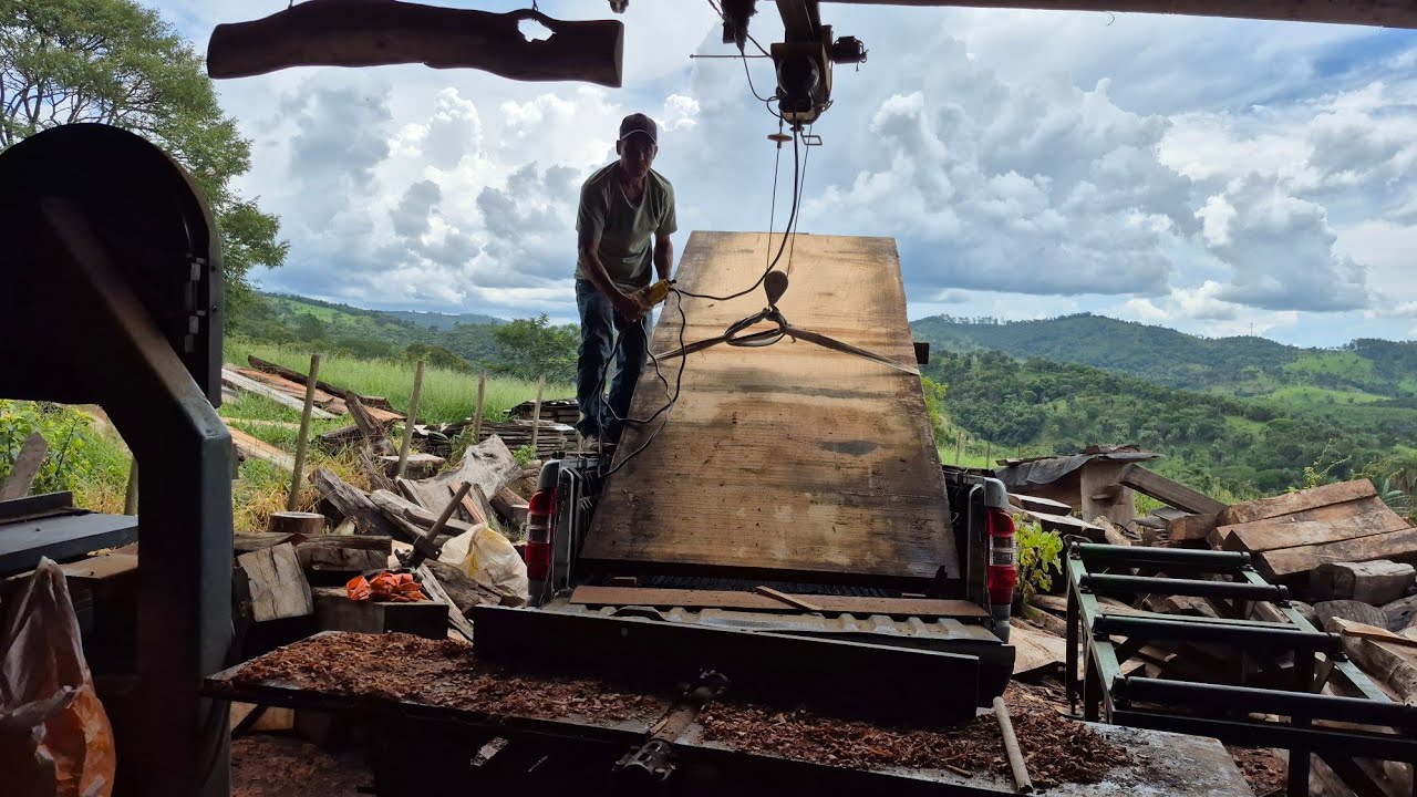 Descarregando mais uma prancha bruta pra fazer mesa  