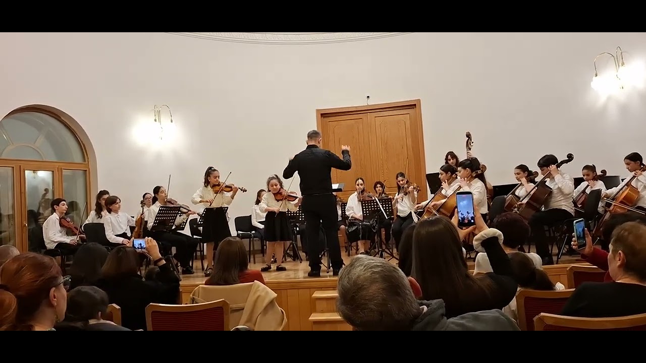 Antonio Vivaldi Concerto Grosso for 2 violin d-moll Marie Poghos 9y.