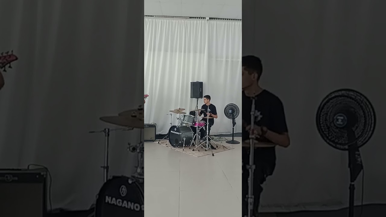 Tocando aquele louvor no retiro de jovens 🥁🔥