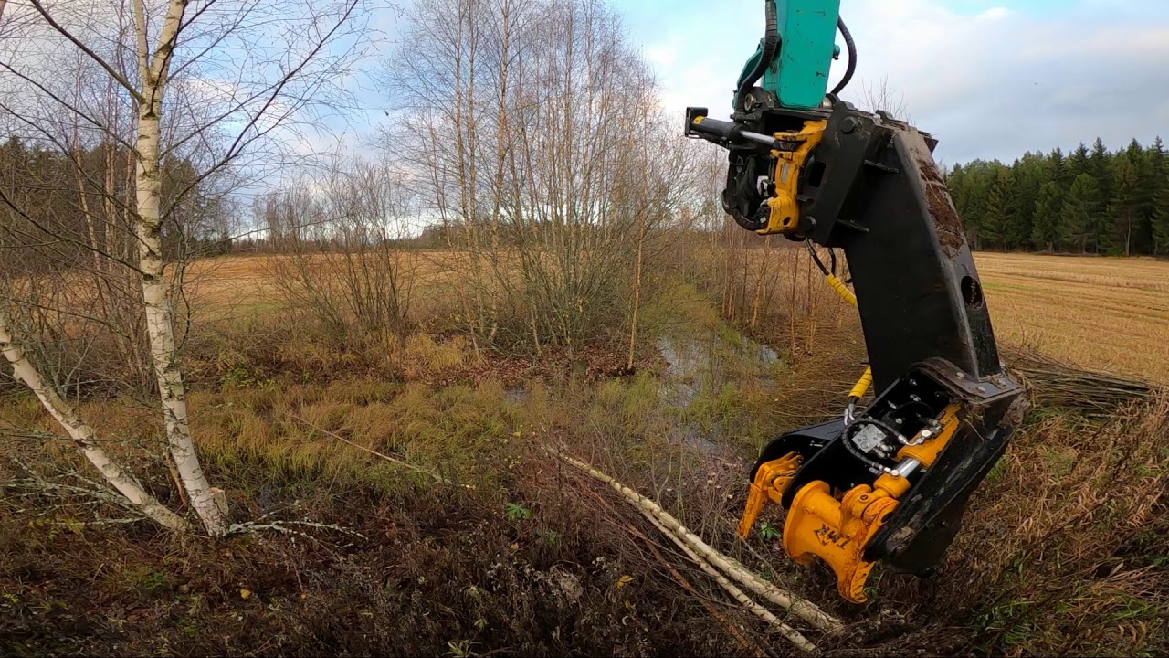 Energiapuun keruuta ojanvarresta. Kobelco sk 140 with TMK treeshear 300