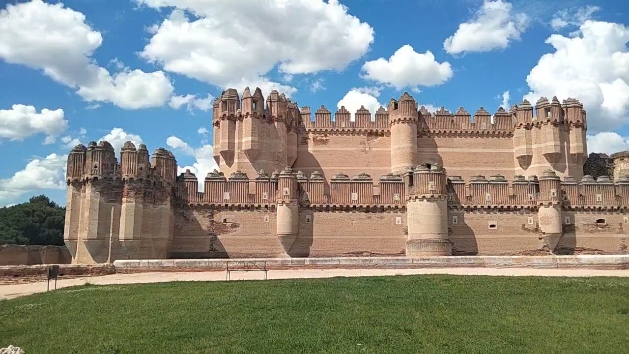 EL CASTILLO DE COCA - CONSIDERADO LA MEJOR MUESTRA DEL ESTILO GOTICO MUDEJAR DE ESPAÑA - SIGLO XV