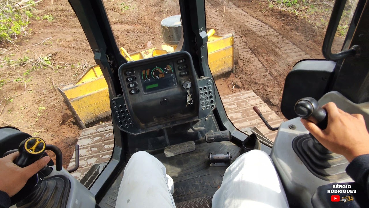 Trator de esteira D51EX fazendo estrada.
