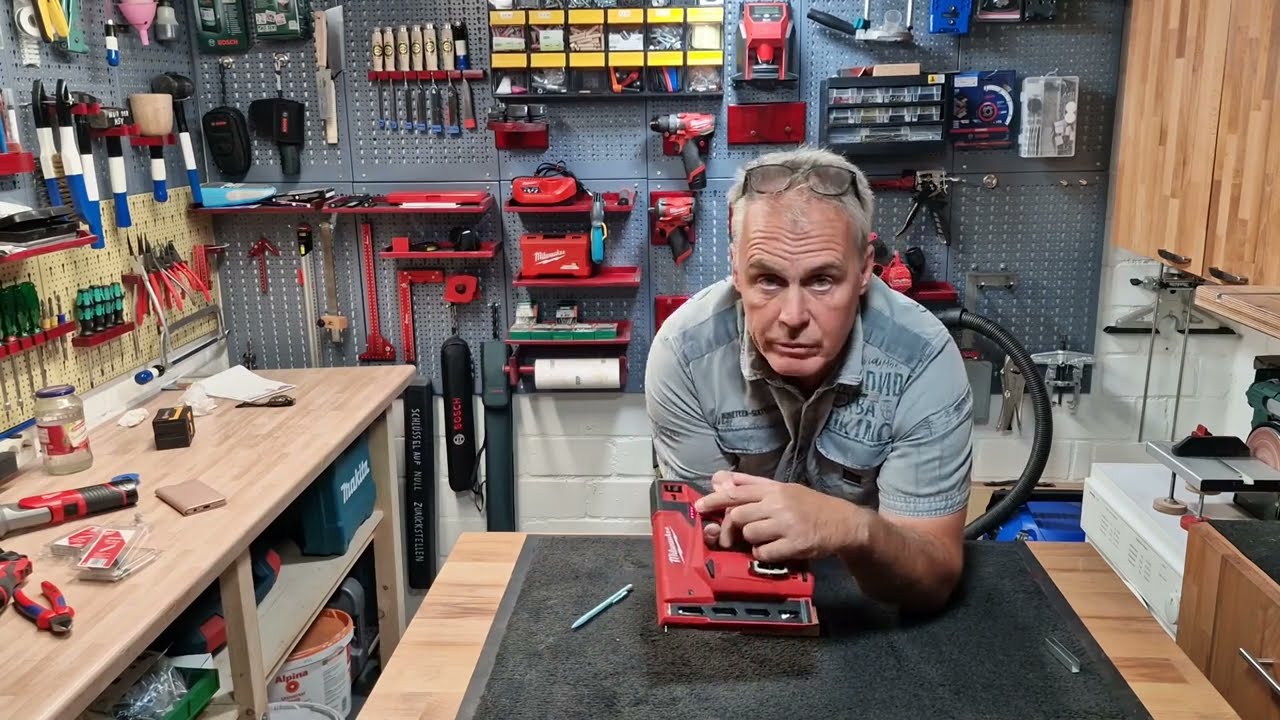 Vorstellung von Milwaukee  M12 Akkutacker, M12 Akkulötkolben und M12 Akkulampe