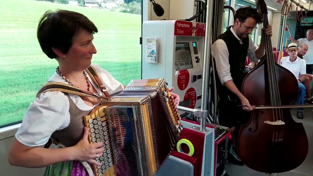 Morgengruß-Marsch (VW) Fensageiger bei der Musikalischen Straßenbahnfahrt 2022 durch Gmunden