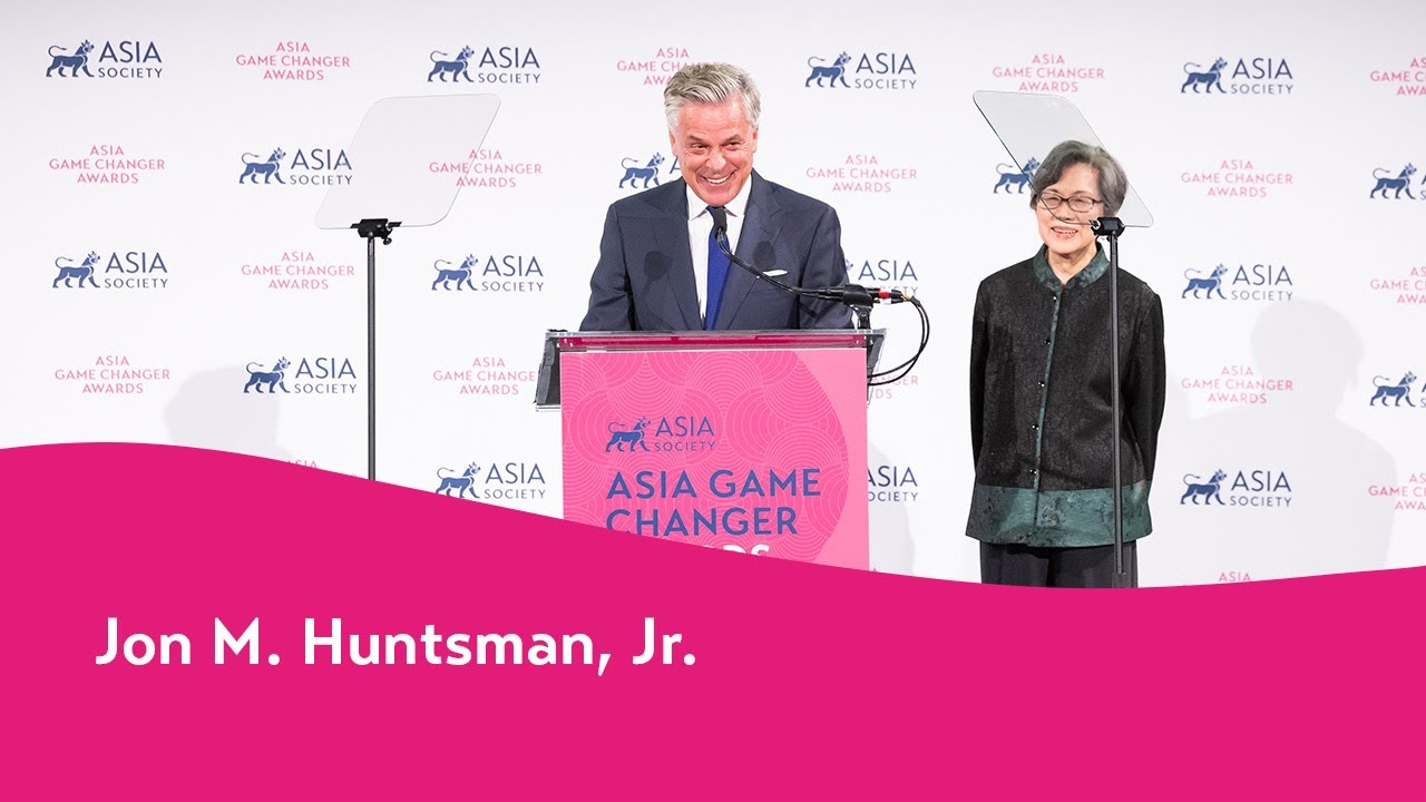 Джон М. Хантсман-младший принимает награду Asia Game Changer Award 2025
