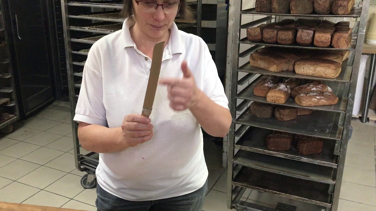 Kuchen in einer Papierform schneiden