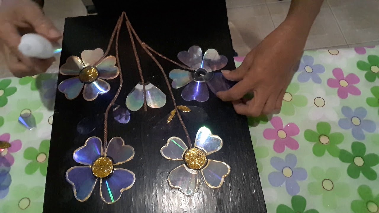 Quadro de MDF com flores de CD
