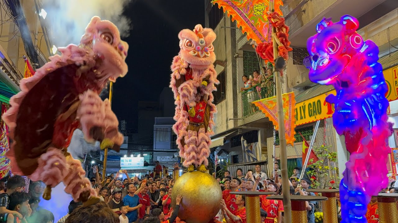 Lì Xì Khủng Cả Xấp Tiền Mùng 5 Tết Xóm Nhà Giàu Múa Lân Chung Huy Đường Vỡ Trận Người Vây Kín
