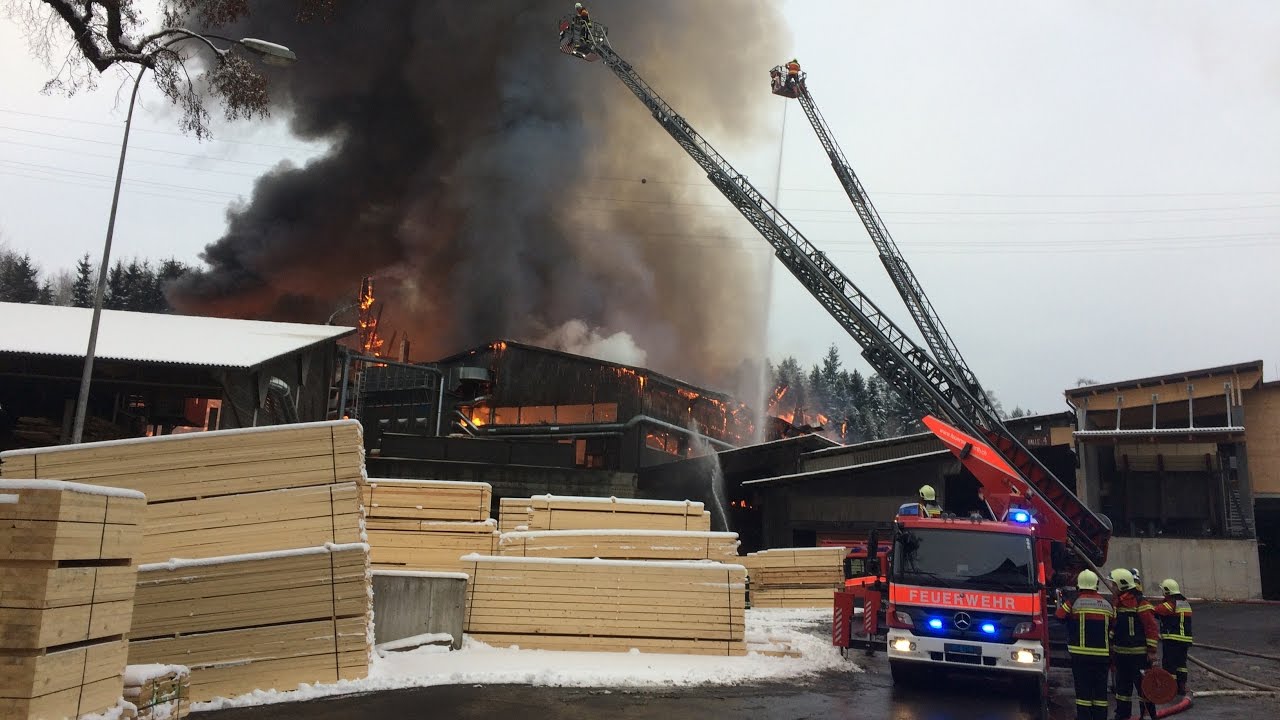 Haltikon SZ: Grossbrand in Holzverarbeitungsbetrieb - über 300 Einsatzkräfte im Volleinsatz