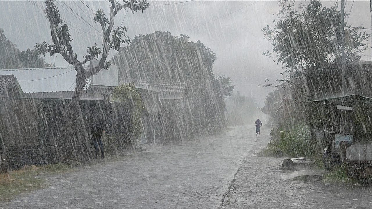 The biggest super crazy rainstorm in history in the village, strong wind storm damaged the village